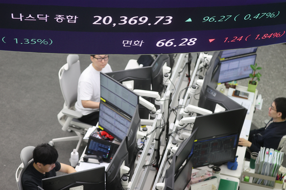 People work inside a dealing room in Hana Bank in Seoul, in this file photo taken July 1. [YONHAP] 