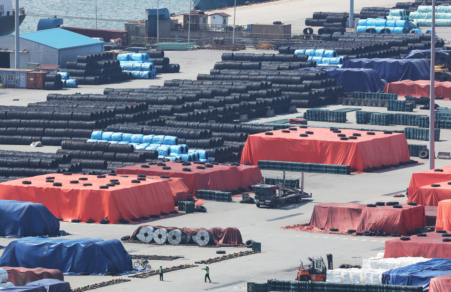 Steel products pile up at Pyeongtaek Port in Pyeongtaek, Gyeonggi on Aug. 18 as the United States expands its 50 percent tariff to cover 407 derivative steel and aluminum products. [YONHAP] 