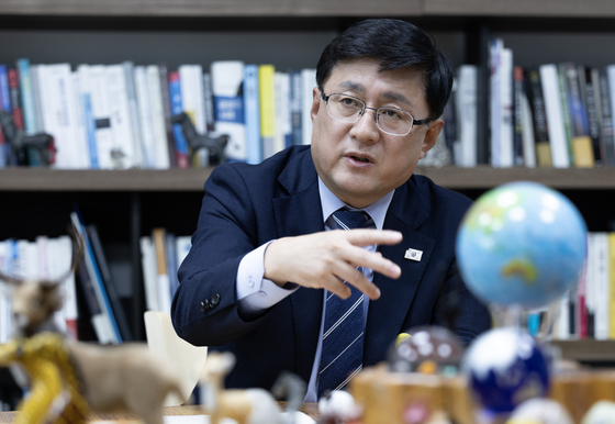 Minister of Climate, Energy and Environment Kim Sung-whan speaks during an interview with the JoongAng Ilbo at the National Assembly in Yeouido, western Seoul on Sept. 30. [LIM HYUN-DONG]
