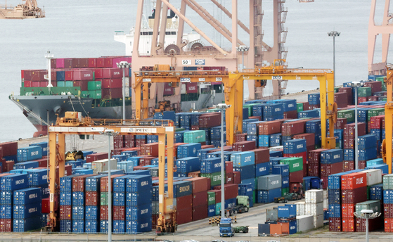 Containers for export are seen piled up at a port in Pyeongtaek, Gyeonggi, on Sept. 4. [NEWS1]