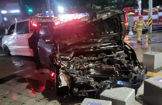 A tow truck tows crashed cars on Tuesday after a woman in her 40s, driving under the influence, crashed into three cars in Hwaseong, Gyeonggi. [HWASEONG WESTERN POLICE STATION] 