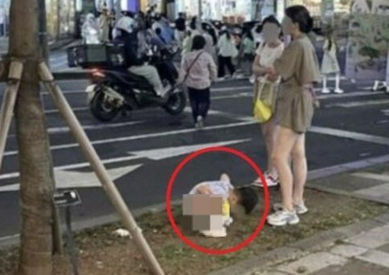 Young child traveling with his parents in Jeju is seen defecating on a street in Jeju City, sparking public outrage in June, 2024. [SCREEN CAPTURE] 
