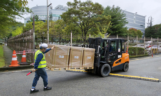 Workers move equipment as part of efforts to restore the National Information Resources Service (NIRS) headquarters after a fire in Daejeon on Oct. 4. [KIM SUNG-TAE]