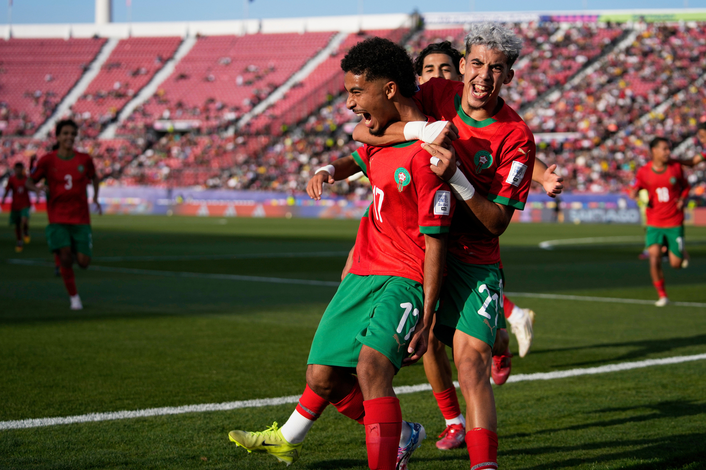 Morocco's Gessime Yassine, center, celebrates scoring his side's second goal against Spain with teammates during a FIFA U-20 World Cup Group C soccer match at National Stadium in Santiago, Chile, Sept. 28 [AP/YONHAP]