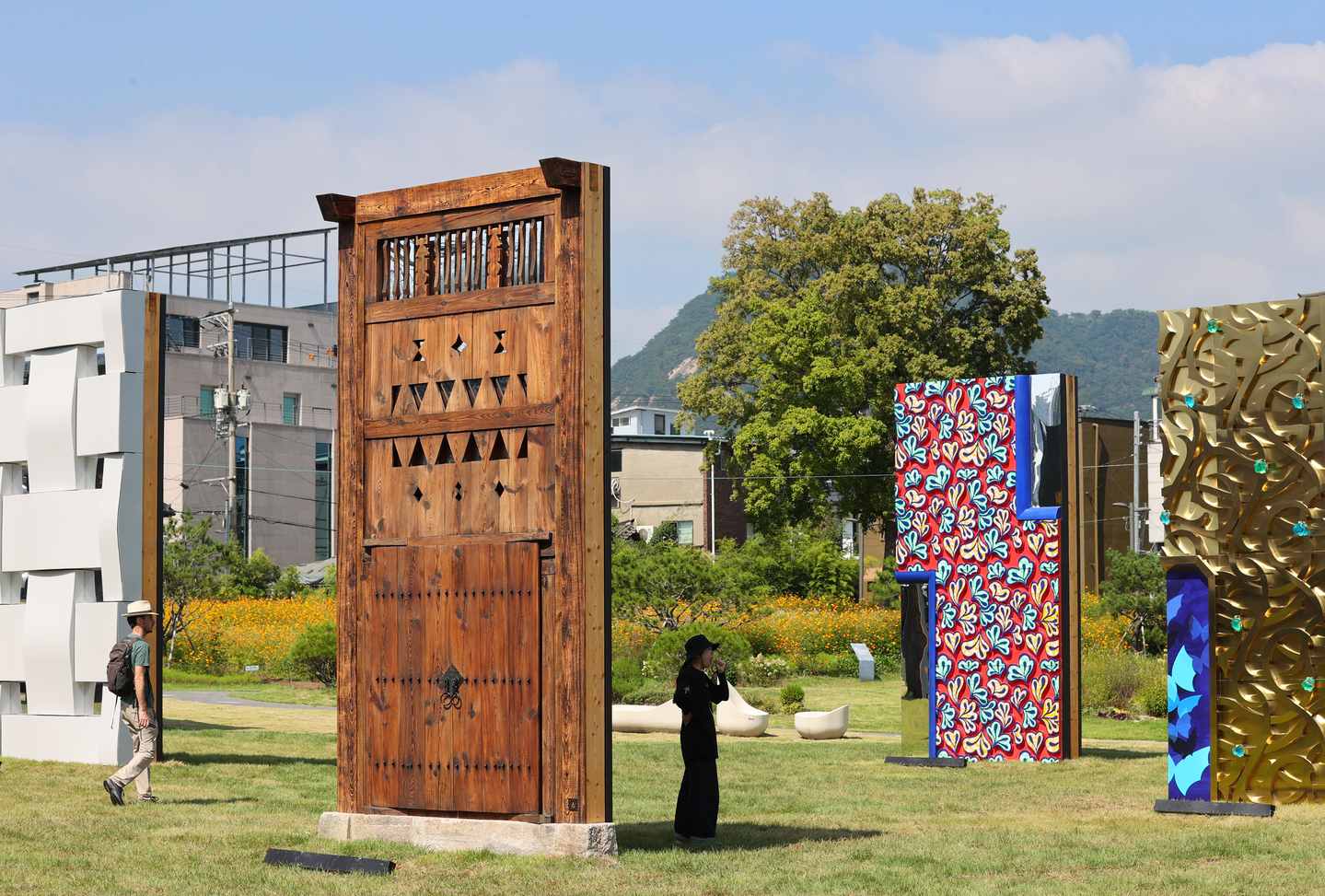 Different building facade ideas proposed by various people are installed at the Songhyun Green Plaza in Jongno District, central Seoul on Sept. 26, as part of the 5th Seoul Biennale of Architecture and Urbanism. [YONHAP]