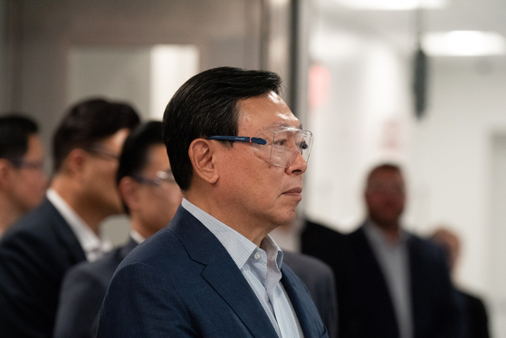 Lotte Group Chairman Shin Dong-bin inspects the ADC production facility at Lotte Biologics’ Syracuse bio campus in New York on Oct. 5. [LOTTE GROUP]