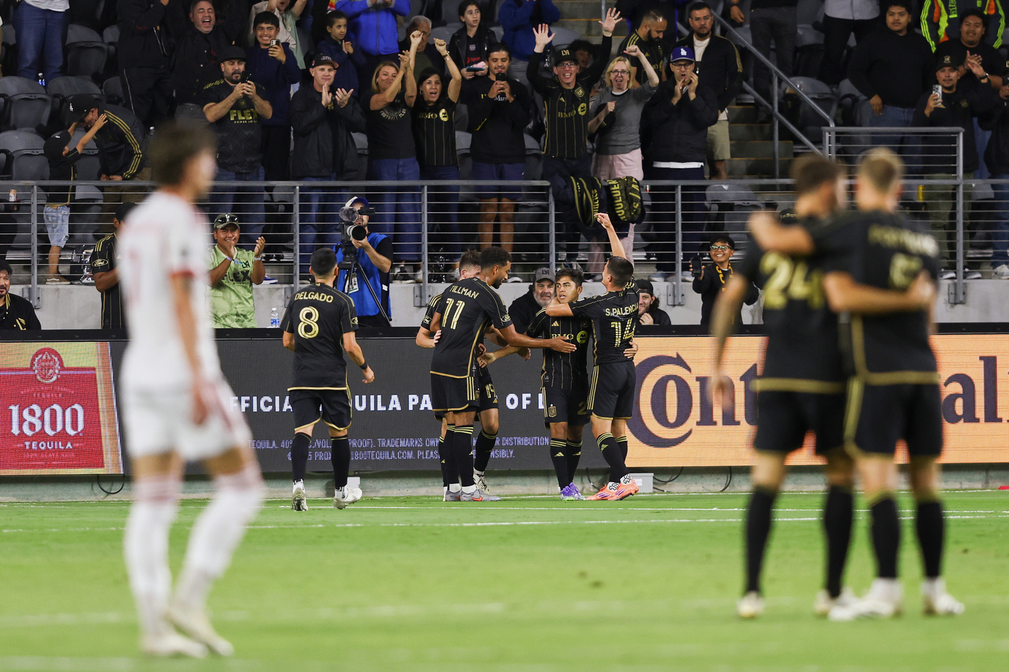 Los Angeles FC, in black, celebrate during an MLS match against Toronto FC at BMO Stadium in Los Angeles on Oct. 8. [AP/YONHAP]