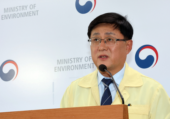 Minister of Climate, Energy and Environment Kim Sung-whan speaks during a press briefing at the government complex in Sejong on Sept. 30. [YONHAP]