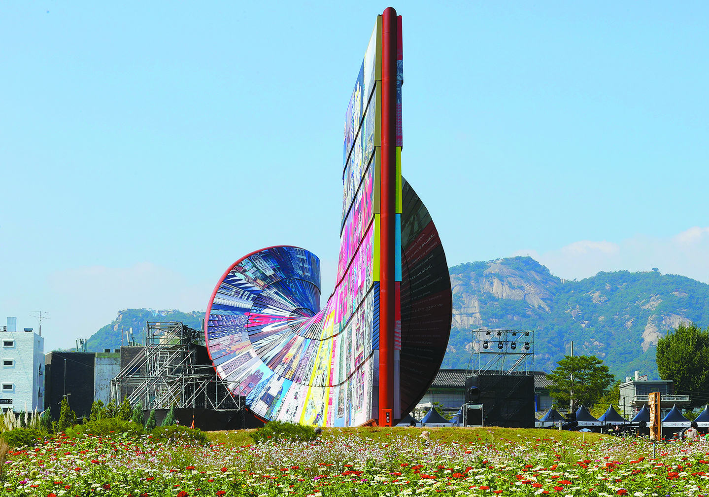 The "Humanise Wall" is installed at the Songhyun Green Plaza in Jongno District, central Seoul on Sept. 26, as part of the 5th Seoul Biennale of Architecture and Urbanism. [YONHAP]