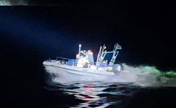 Chinese nationals attempting to illegally enter Korea through Taean County, South Chungcheong, flee into the Yellow Sea on Oct. 6. [TAEAN COAST GUARD]