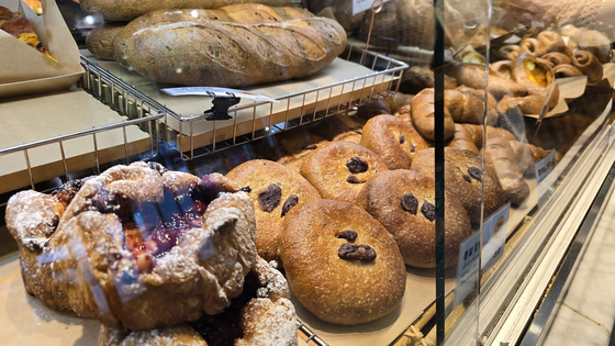 Bread items are displayed at a bakery in Seoul on Sept. 12. [NOH YU-RIM]