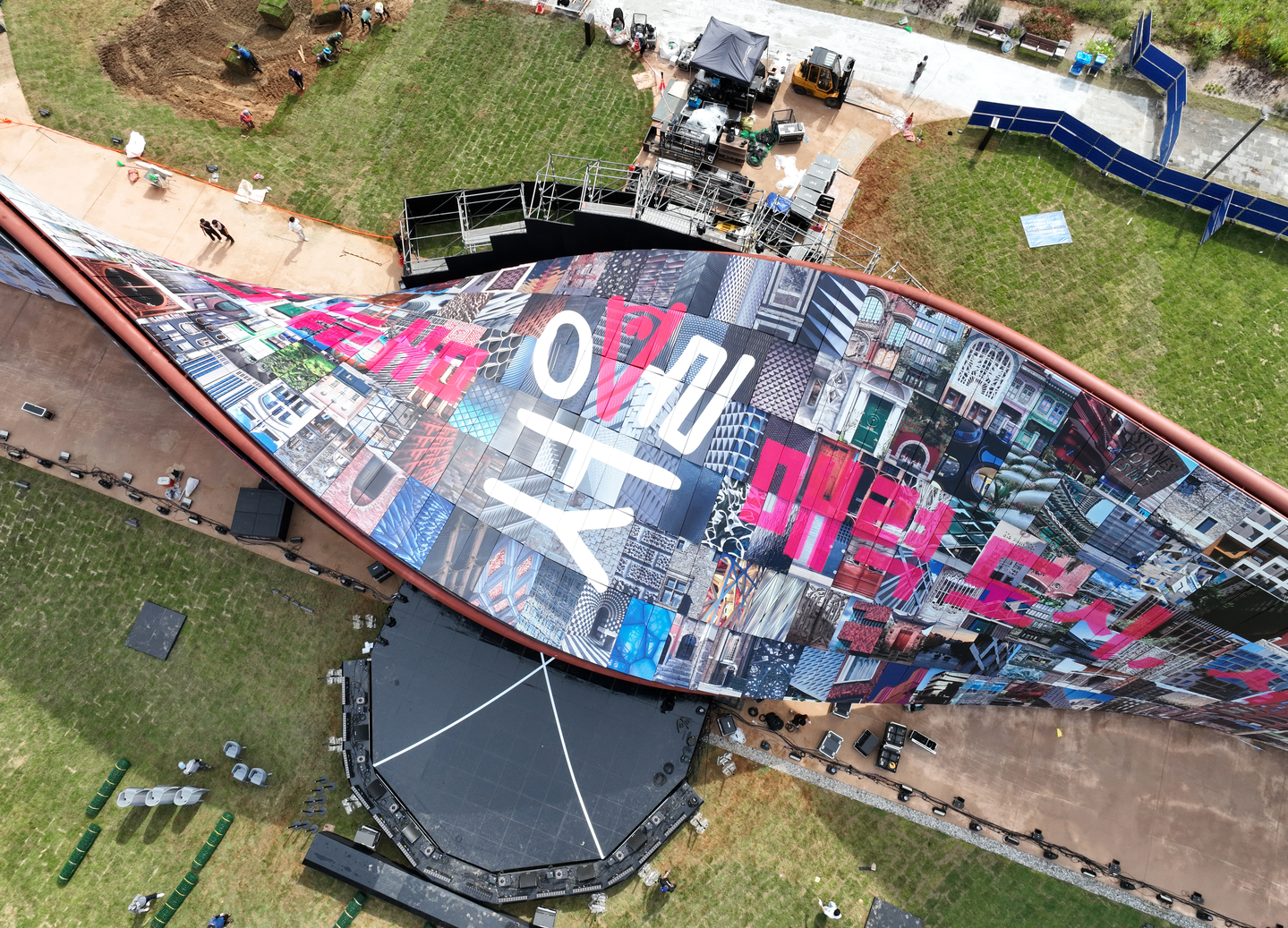 The "Humanise Wall" is installed at the Songhyun Green Plaza in Jongno District, central Seoul on Sept. 26, as part of the 5th Seoul Biennale of Architecture and Urbanism. [YONHAP]