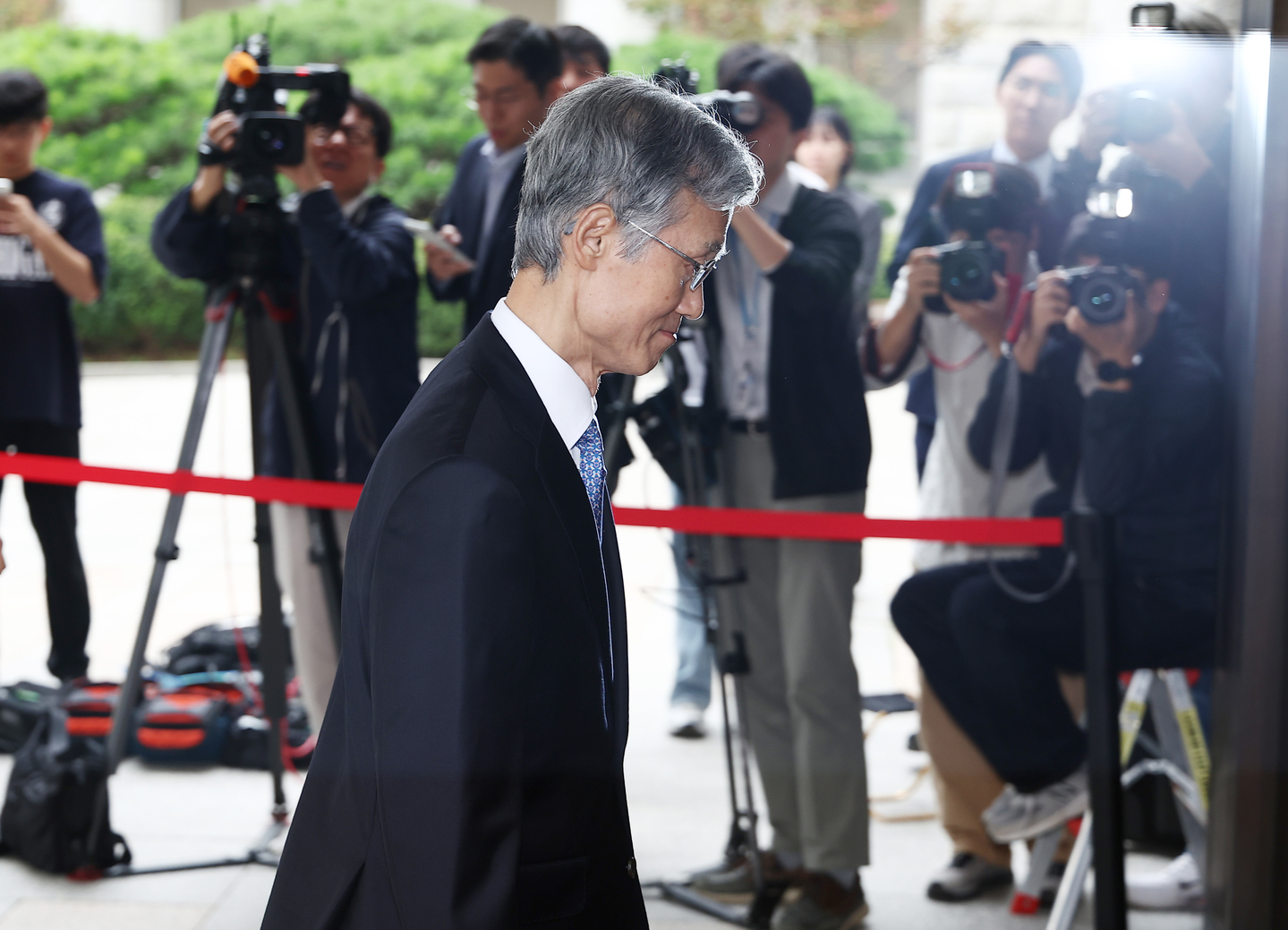 Chief Justice Jo Hee-de arrives for work at the Supreme Court in Seocho District, Seoul, on Sept. 30, the day a National Assembly Legislation and Judiciary Committee hearing on alleged election interference was held. Jo submitted a letter of nonattendance on Sept. 26 for the hearing. [YONHAP]    