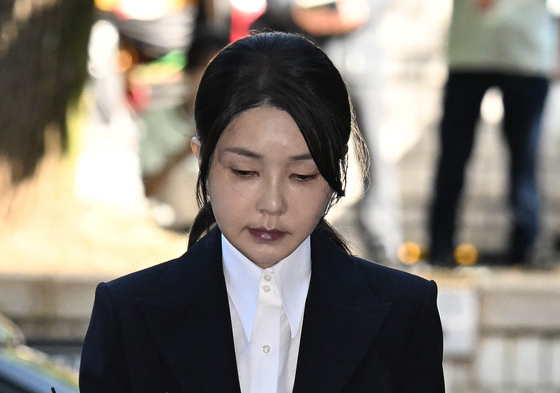 Kim Keon Hee, the wife of former President Yoon Suk Yeol, arrives at the Seoul Central District Court in Seocho District, southern Seoul on Aug. 12 to attend a hearing to review her arrest warrant. [JOINT PRESS CORPS]
