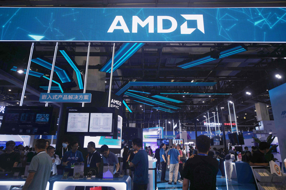 Visitors are seen at the the booth of U.S. chipmaker Advanced Micro Devices (AMD) at an exhibition in Hangzhou, China on Sept. 24. [AFP/YONHAP] 
