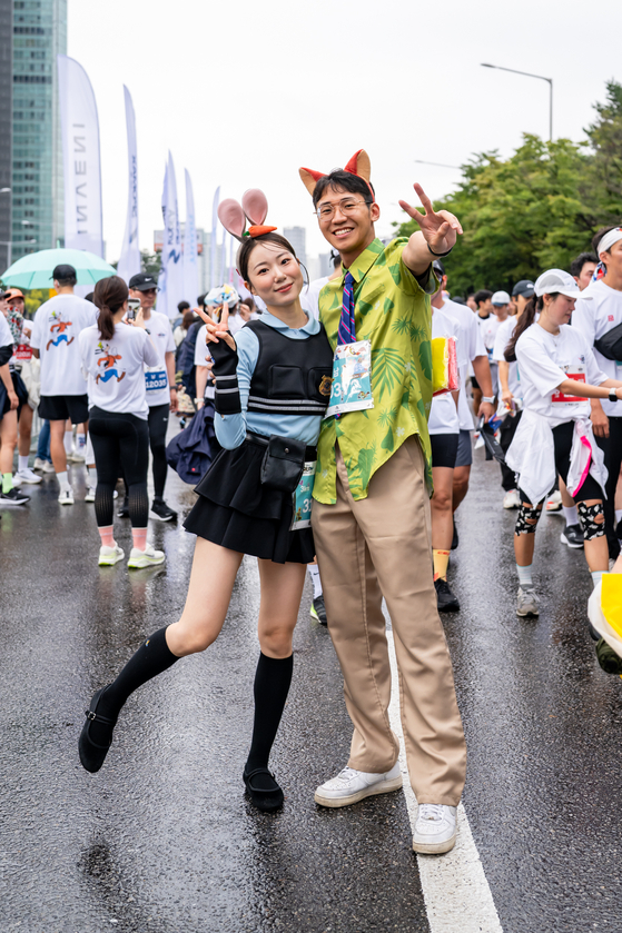 Fans dressed as Disney characters, Nick and Judy, pose for a photo during the inaugural Disney Run Seoul 2025, which was held on Oct. 11. [WALT DISNEY COMPANY KOREA]