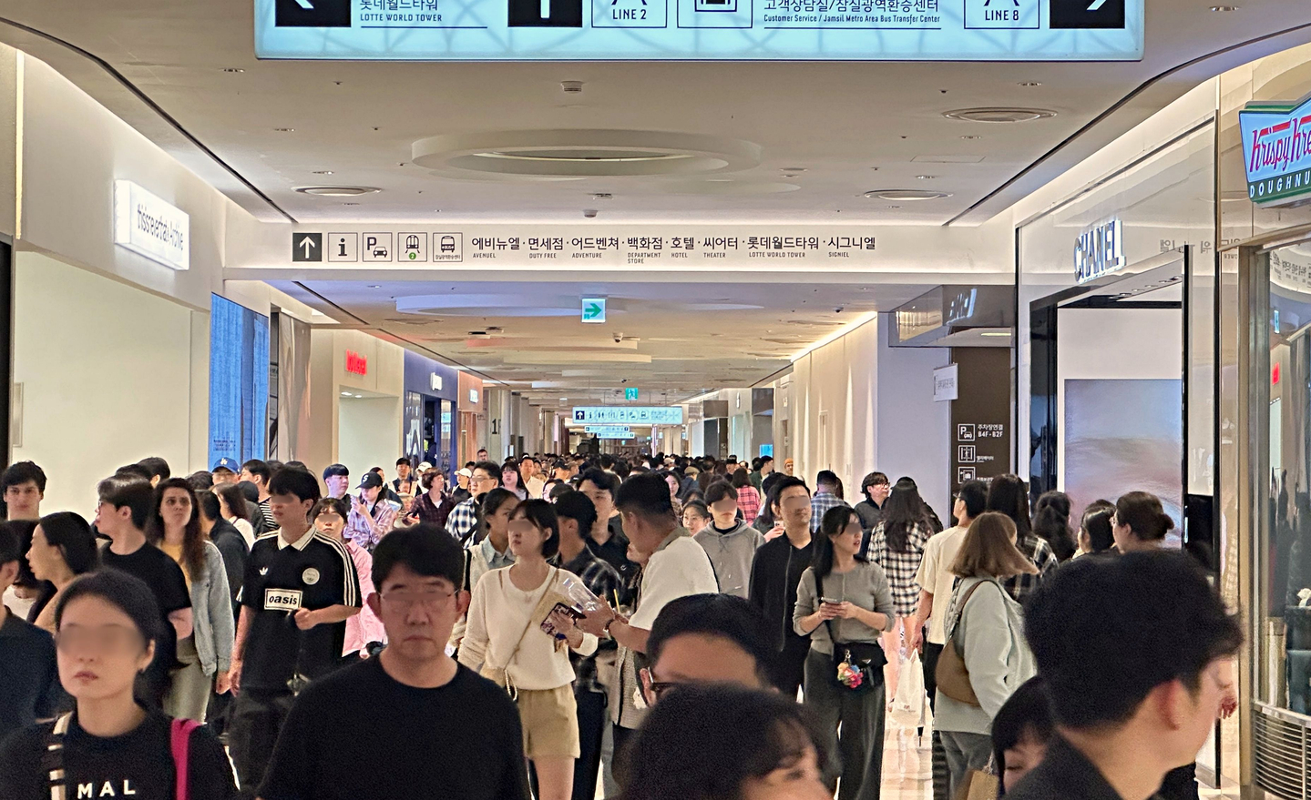 The Lotte World Mall is filled with visitors during the Chuseok holidays in October. [LOTTE DEPARTMENT STORE]