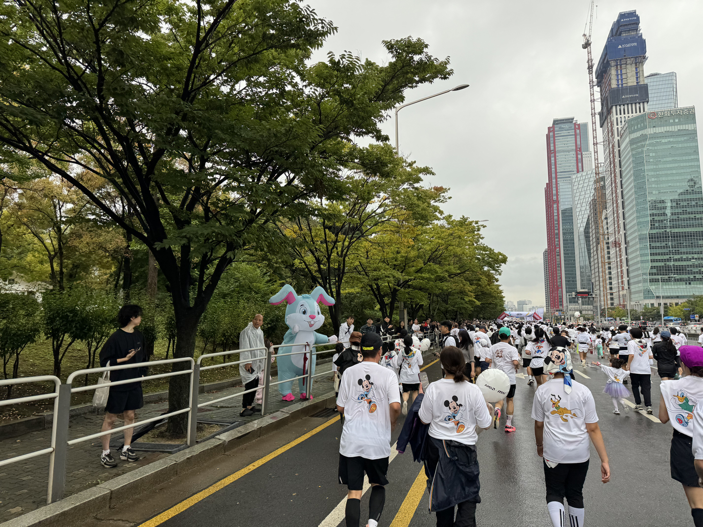 A person wearing a costume cheers runners during the inaugural Disney Run Seoul 2025 held on Oct. 11. [KIM JI-YE]