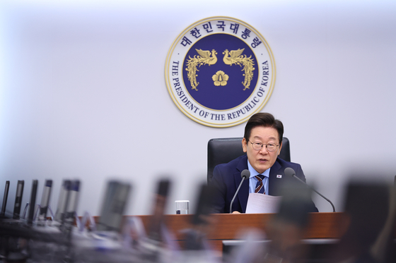 President Lee Jae Myung presides over a senior presidential secretary meeting at the presidential office in central Seoul on Oct. 2. [YONHAP]