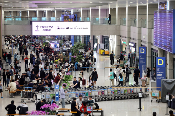 Travelers crowd the arrivals hall at Incheon International Airport on Oct. 9. [NEWS1]