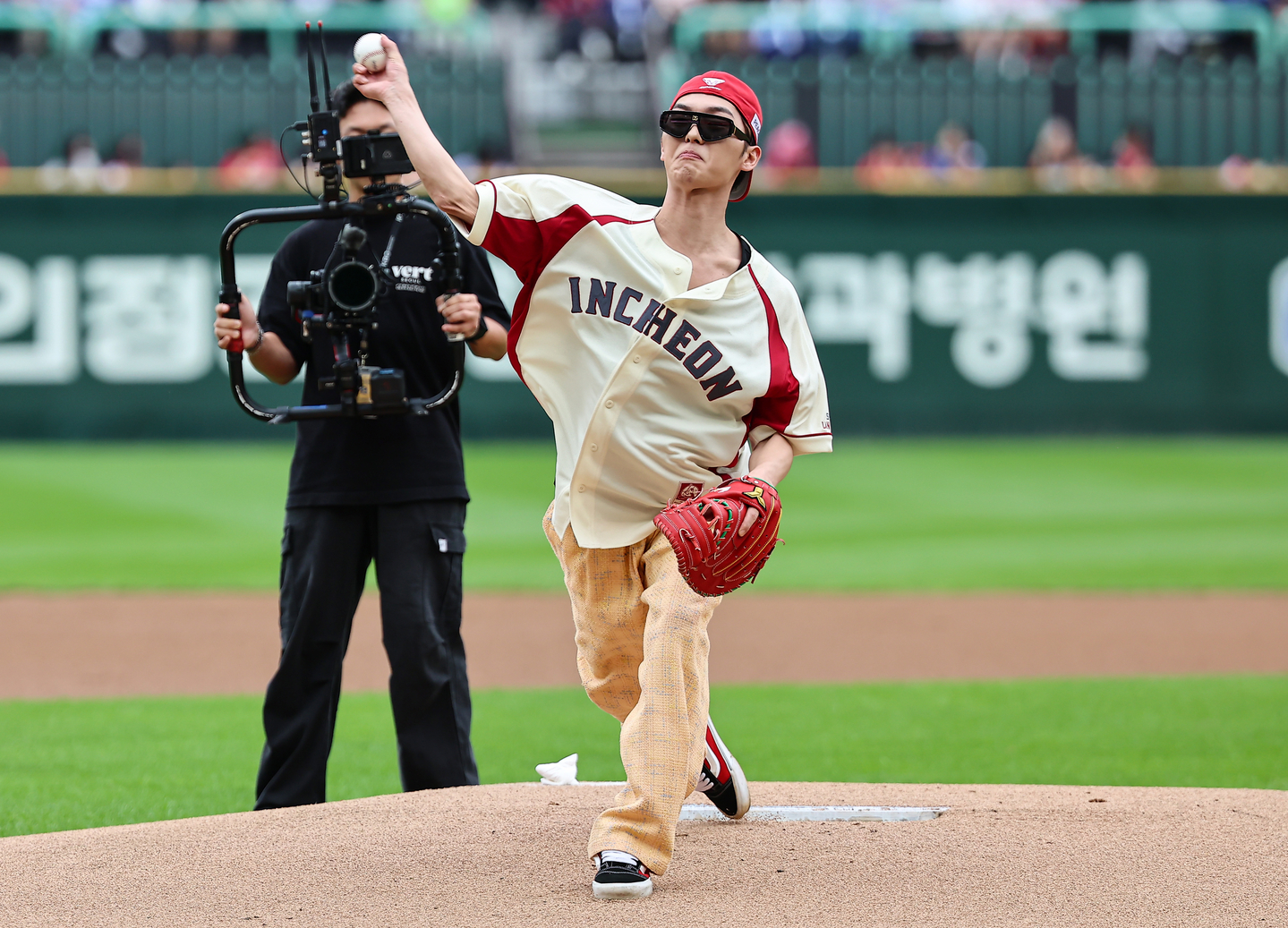 Actor Choi Hyun-wook throws the ceremonial first pitch ahead of Game 1 of the 2025 Shinhan SOL Bank KBO semi-playoffs between the Samsung Lions and SSG Landers at SSG Landers Field in Incheon on Oct. 9. [NEWS1]
