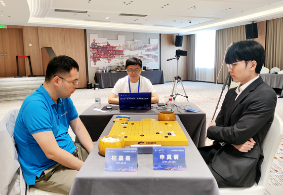 Shin Jin-seo, right, plays against ninth-dan Tuo Jiaxi of China in the quarterfinals of the 3rd Quzhou Lanke Cup World Go Open in Zhejiang, China on Oct. 9. [YONHAP]