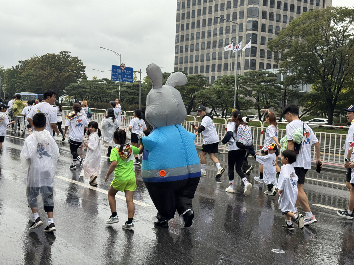 A fan wearing an inflatable costume of Judy from "Zootopia" (2016) runs during the inaugural Disney Run Seoul 2025 held on Oct. 11. [KIM JI-YE]