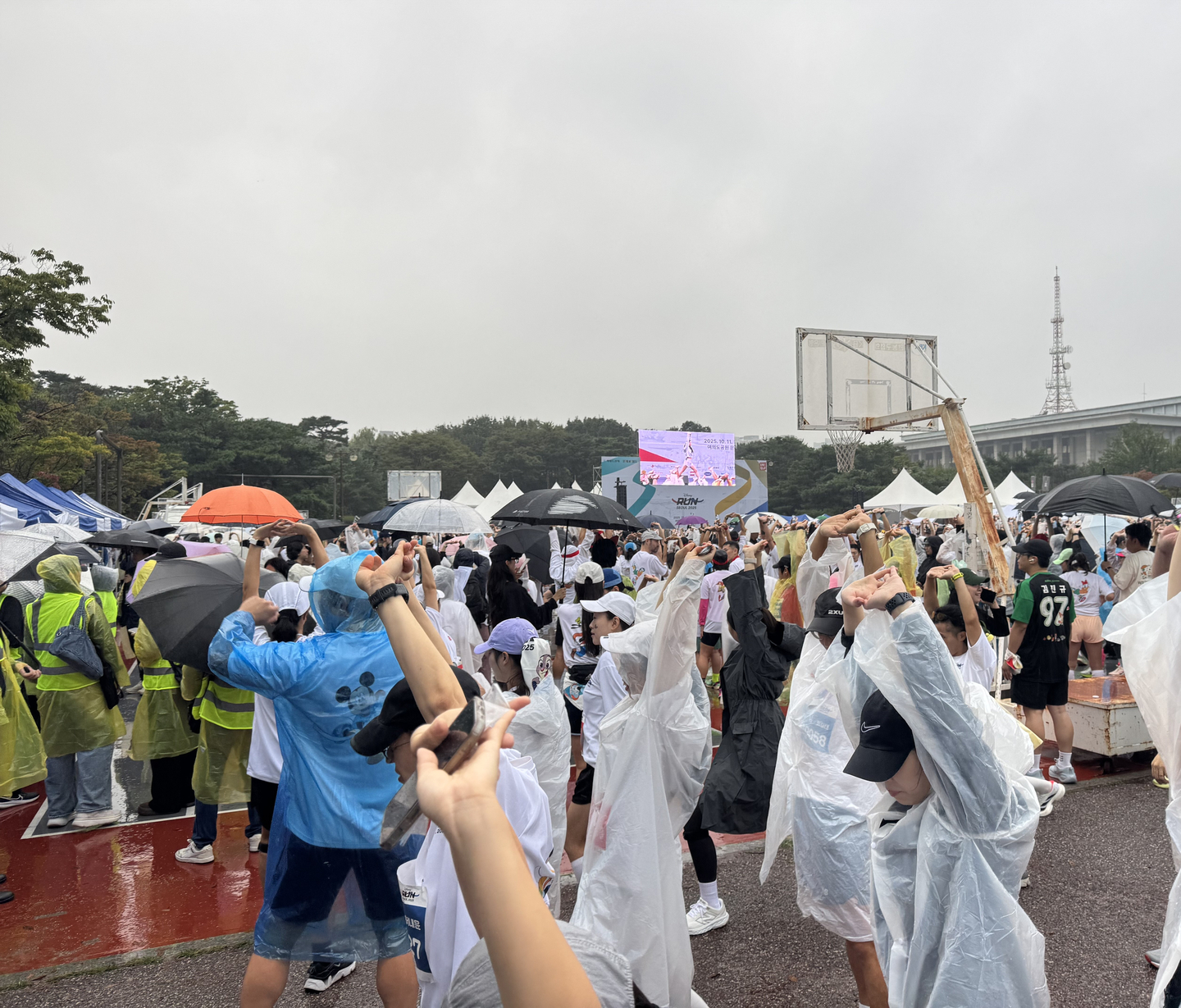 Runners stretch before the inaugural Disney Run Seoul 2025 marathon begins at the Yeouido Park in western Seoul on Oct. 11. [KIM JI-YE]