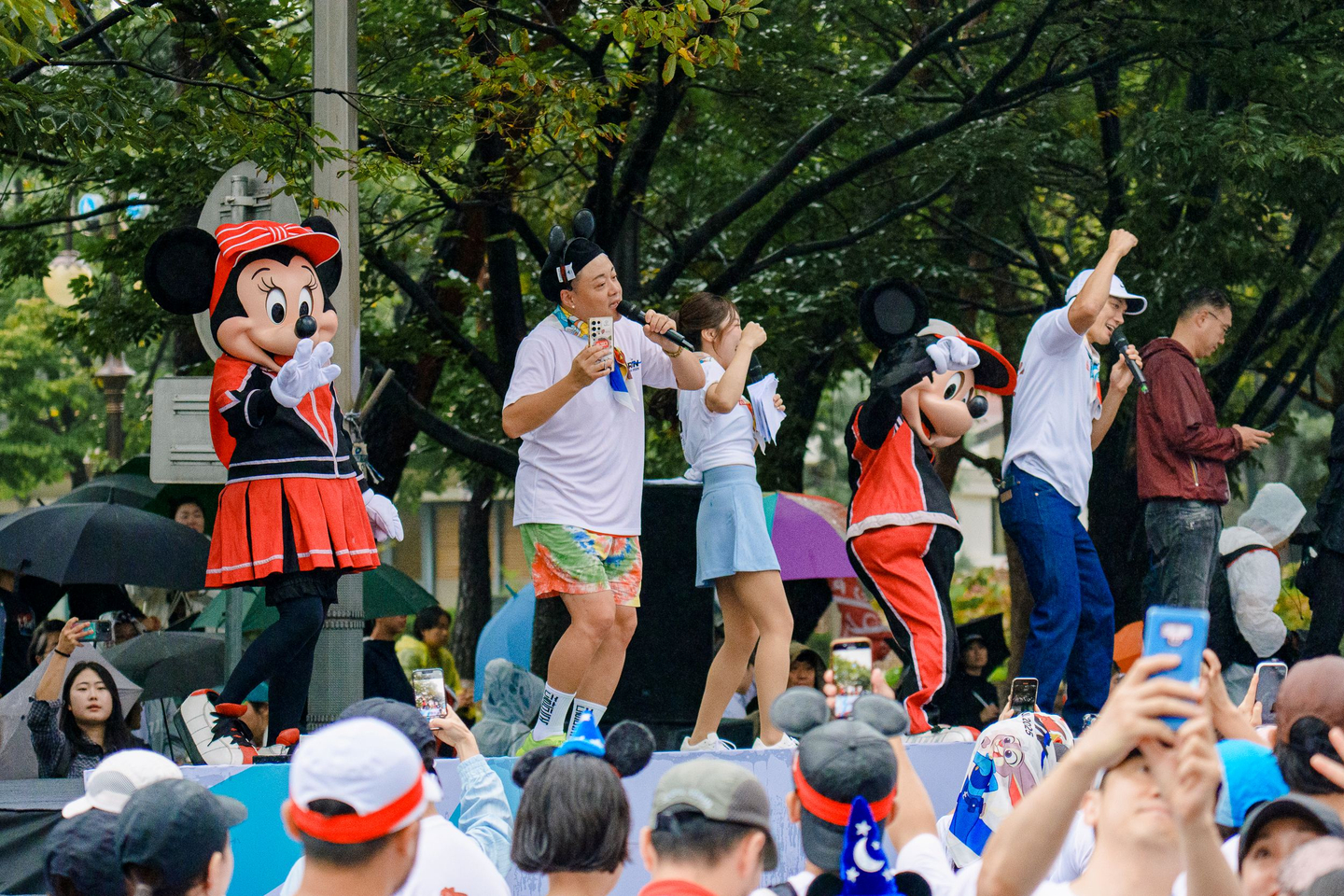 Disney characters, Mickey and Minnie Mouse, cheer runners at the starting line at the inaugural Disney Run Seoul 2025, which was held on Oct. 11. However, sadly, this reporter failed to see the famous pair in person. [WALT DISNEY COMPANY KOREA]