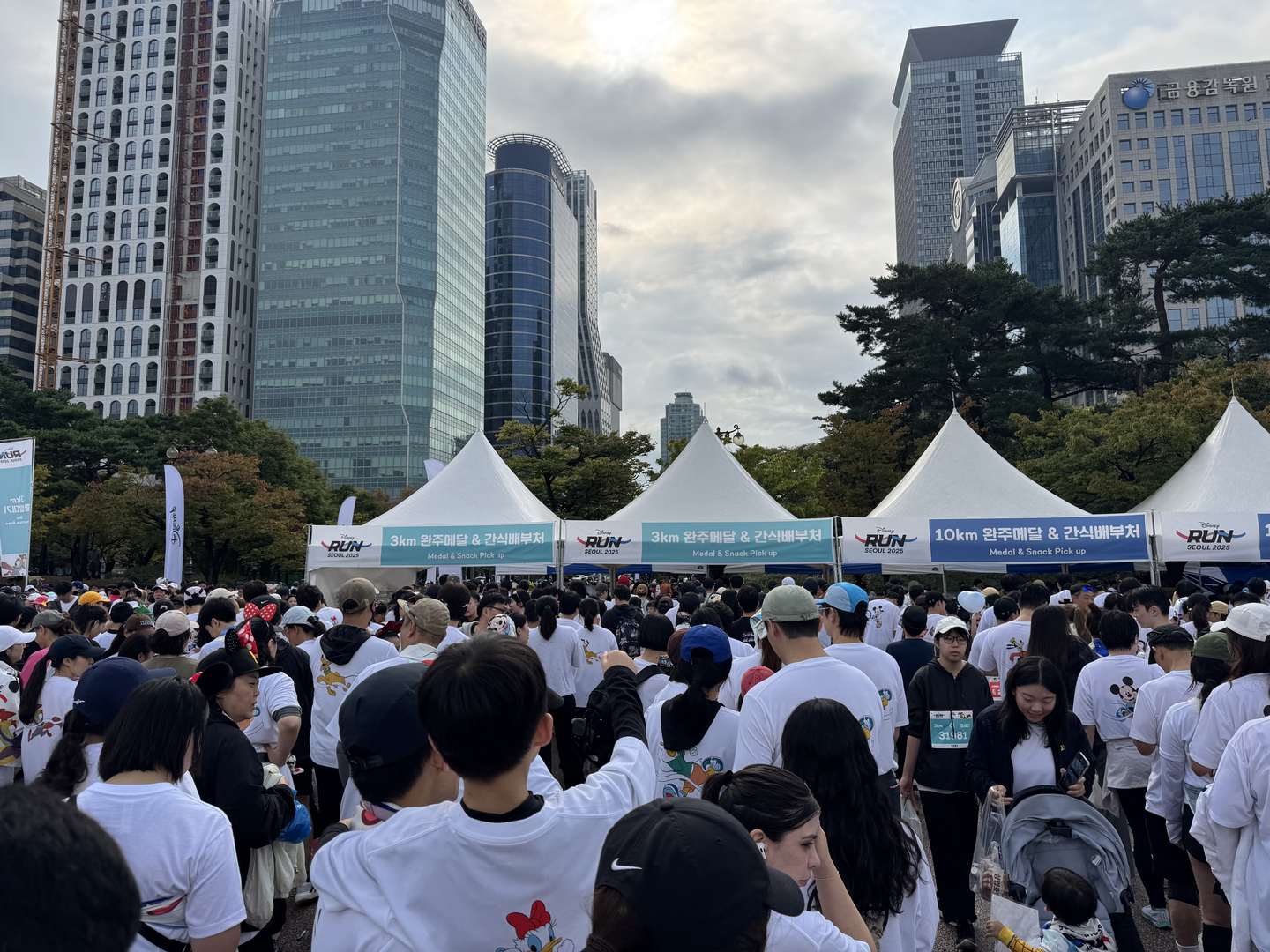 Runners waiting and lined up to receive their finisher medal at the inaugural Disney Run Seoul 2025 held on Oct. 11. [KIM JI-YE]
