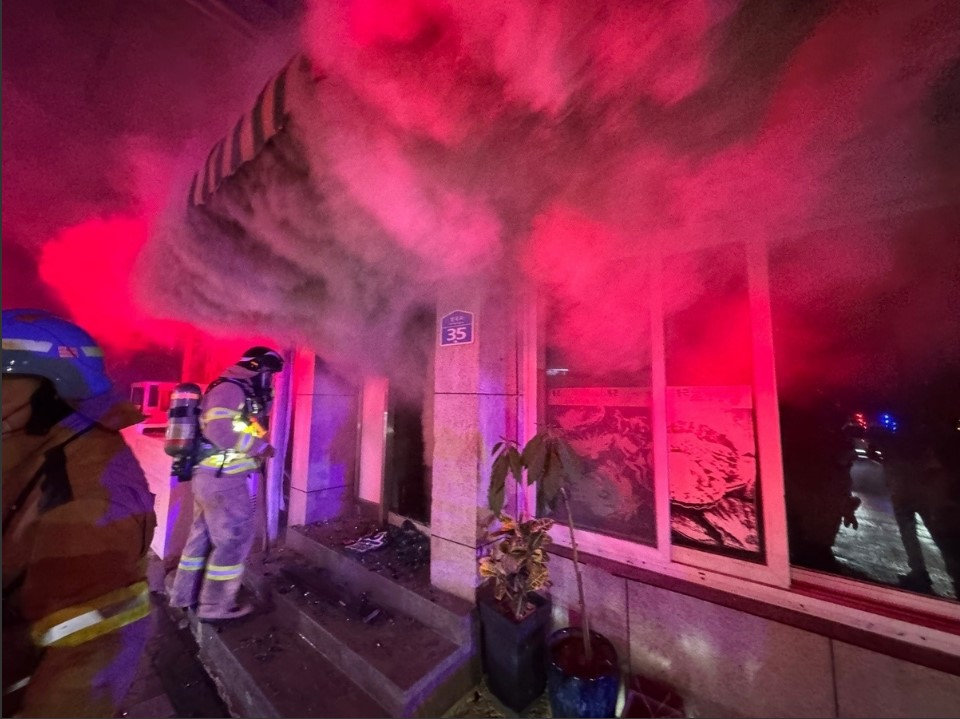 A fire breaks out at a restaurant in Cheongpyeong-myeon, Gapyeong County, Gyeonggi, on Oct. 11, killing a family of four. [GYEONGGI-DO BUKBU FIRE HEADQUARTERS]