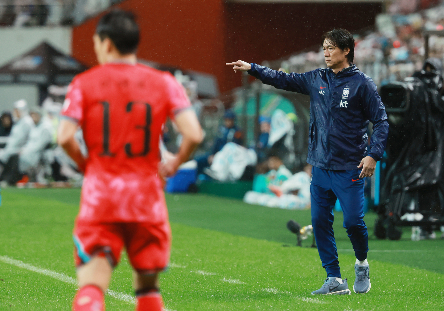Korean national team manager Hong Myung-bo, right, instructs his players during a friendly against Brazil at Seoul World Cup Stadium in western Seoul on Oct. 10. [YONHAP] 