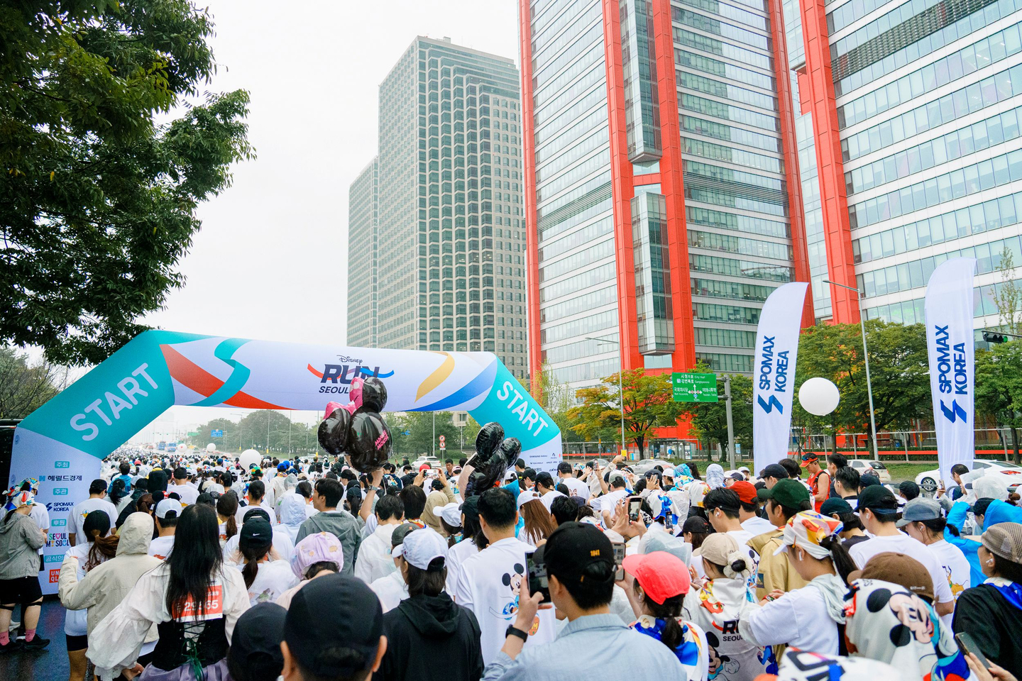 Runners gather at the starting line at the inaugural Disney Run Seoul 2025, held on Oct. 11. [WALT DISNEY COMPANY KOREA]