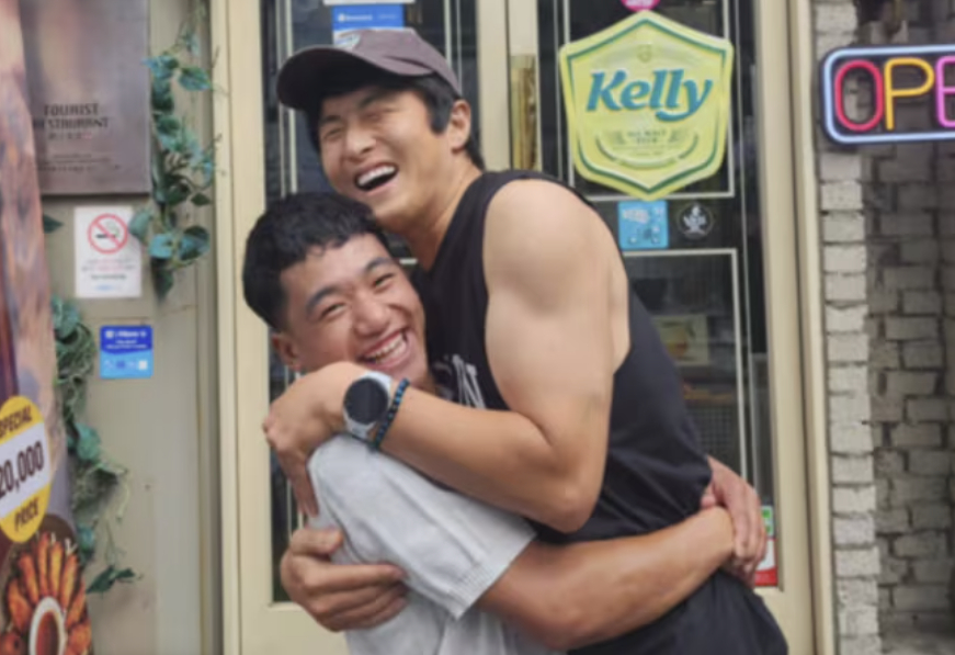 Webtoonist Kian84, right, hugs Nepalese teenager Tamang. [SCREEN CAPTURE]
