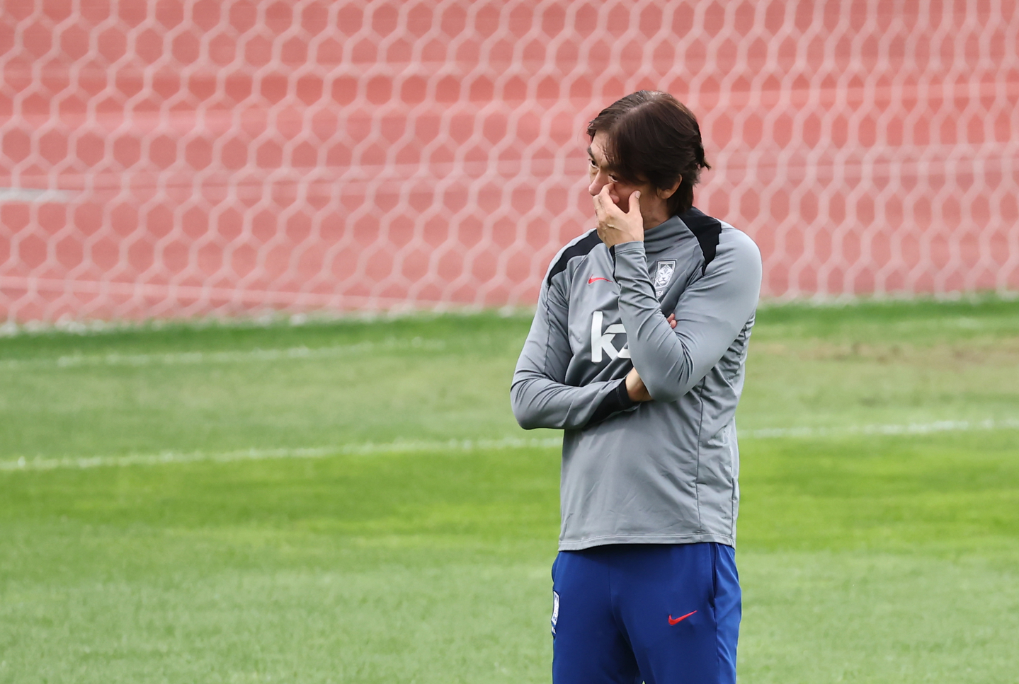 Korean national football team head coach Hong Myung-bo wears a pensive expression during an official training session at Goyang Stadium Auxiliary Field in Goyang, Gyeonggi, on Oct. 12. The team trained amid a somber mood following its 0–5 defeat to Brazil in a friendly match on Oct. 10. Korea will face Paraguay in another friendly on Oct. 14. [YONHAP]