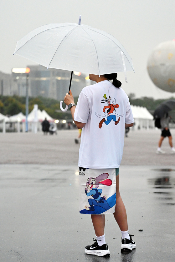 A participant wearing the official Disney Run Seoul 2025 T-shirt and bandana [WALT DISNEY COMPANY KOREA]