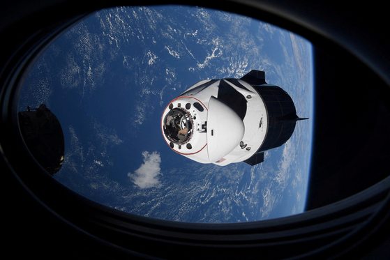 The SpaceX Crew Dragon capsule Endeavor, carrying four astronauts, approaches the International Space Station orbiting the Earth April 24, 2021. [REUTERS/YONHAP]