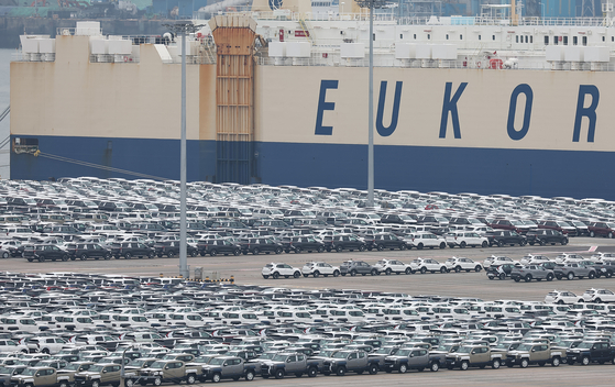 Export-bound cars are parked at Pyeongtaek Port in Pyeongtaek, Gyeonggi on Oct. 12. [YONHAP] 