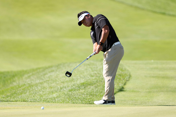 Lee Seung-taek putts on the 11th green during the final round of the Korn Ferry Tour Championship at French Lick Golf Resort in French Lick, Indiana, on Oct. 12. [AFP/YONHAP]