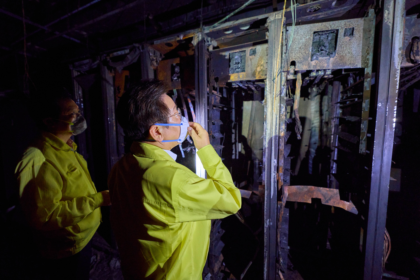 President Lee Jae Myung, right, inspects the site of a fire at the National Information Resources Service in the central city of Daejeon on Oct. 10. [PRESIDENTIAL OFFICE]