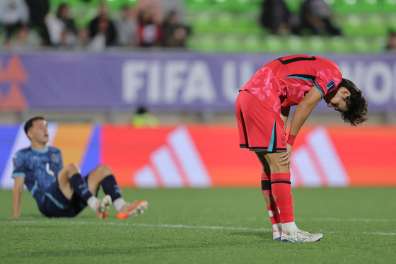 Korea's defender Shin Min-ha, right, reacts after a 2025 FIFA U-20 World Cup match against Paraguay at the Elias Figueroa Stadium in Valparaiso, Chile, on Sept. 30. [AFP/YONHAP] 