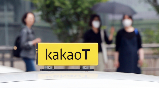 The photo shows a Kakao taxi waiting at the taxi stand at Seoul Station in central Seoul on May 28. [NEWS1] 
