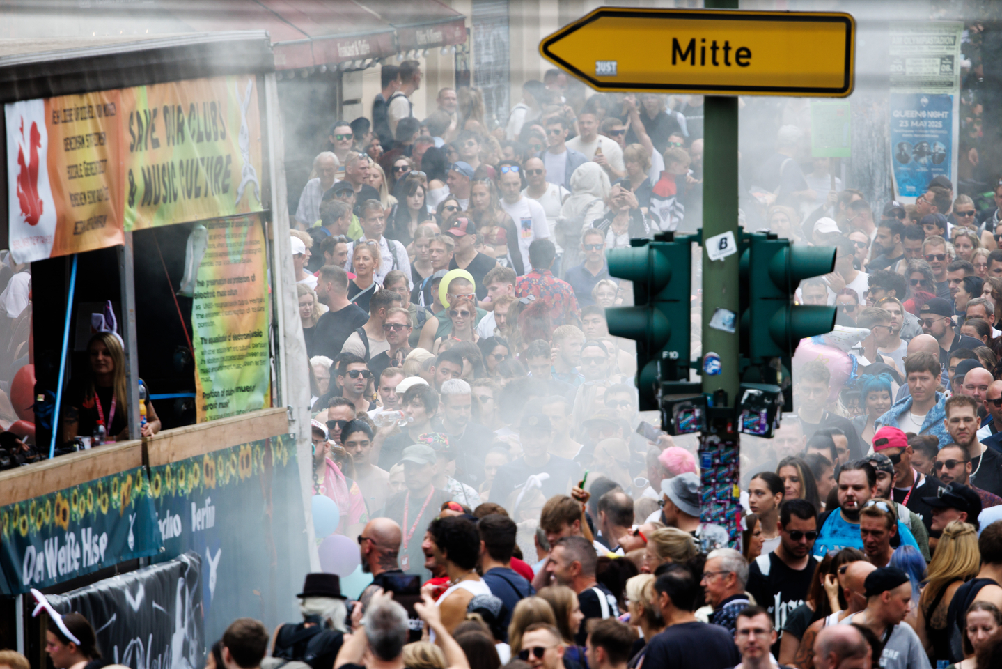 Participant dance behind a float during the 'Parade of Love' techno music demonstration on Aug. 30 in Berlin. [EPA/YONHAP]