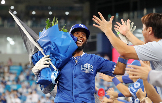 Samsung Lions first baseman Luwin Diaz celebrates after hitting a home run during a KBO game against the Kiwoom Heroes at Daegu Samsung Lions Park in Daegu on Sept. 25. [NEWS1] 
