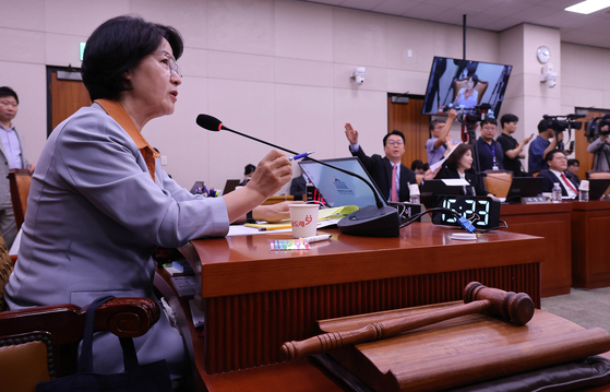 Choo Mi-ae, head of the National Assembly's Legislation and Judiciary Committee, convenes a committee meeting at the National Assembly in western Seoul on Sept. 30. [LIM HYUN-DONG]