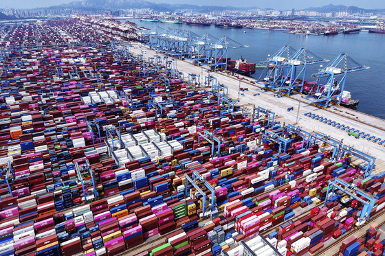 Cranes load containers and unload them from vessels at a container terminal in Qingdao in east China's Shandong province, Aug. 11. [AP/YONHAP]