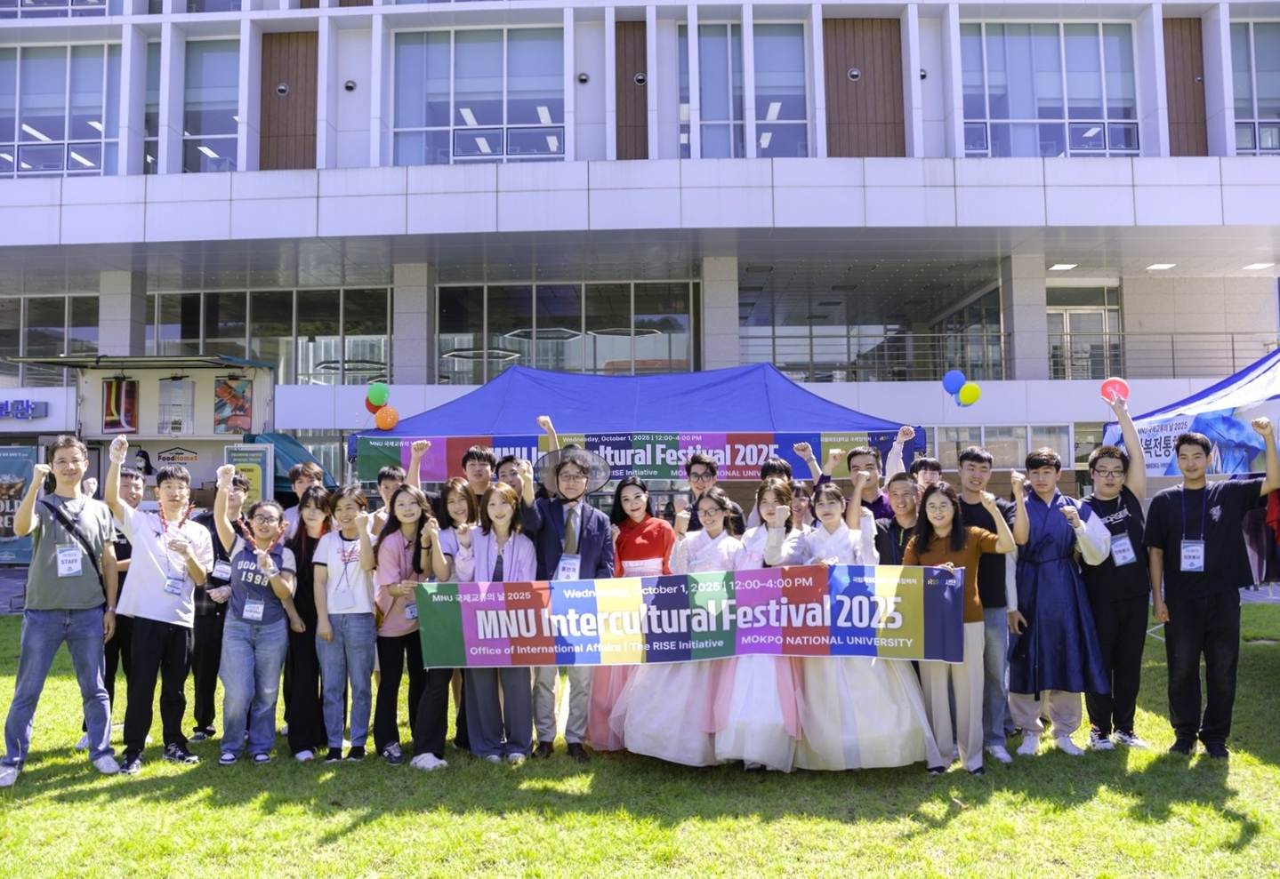 International students pose for a photo at an event celebrating Chuseok harvest holiday at Mokpo National University in South Jeolla. A government-backed scholarship program is now open to residents and international students in South Jeolla Province. [MOKPO NATIONAL UNIVERSITY]