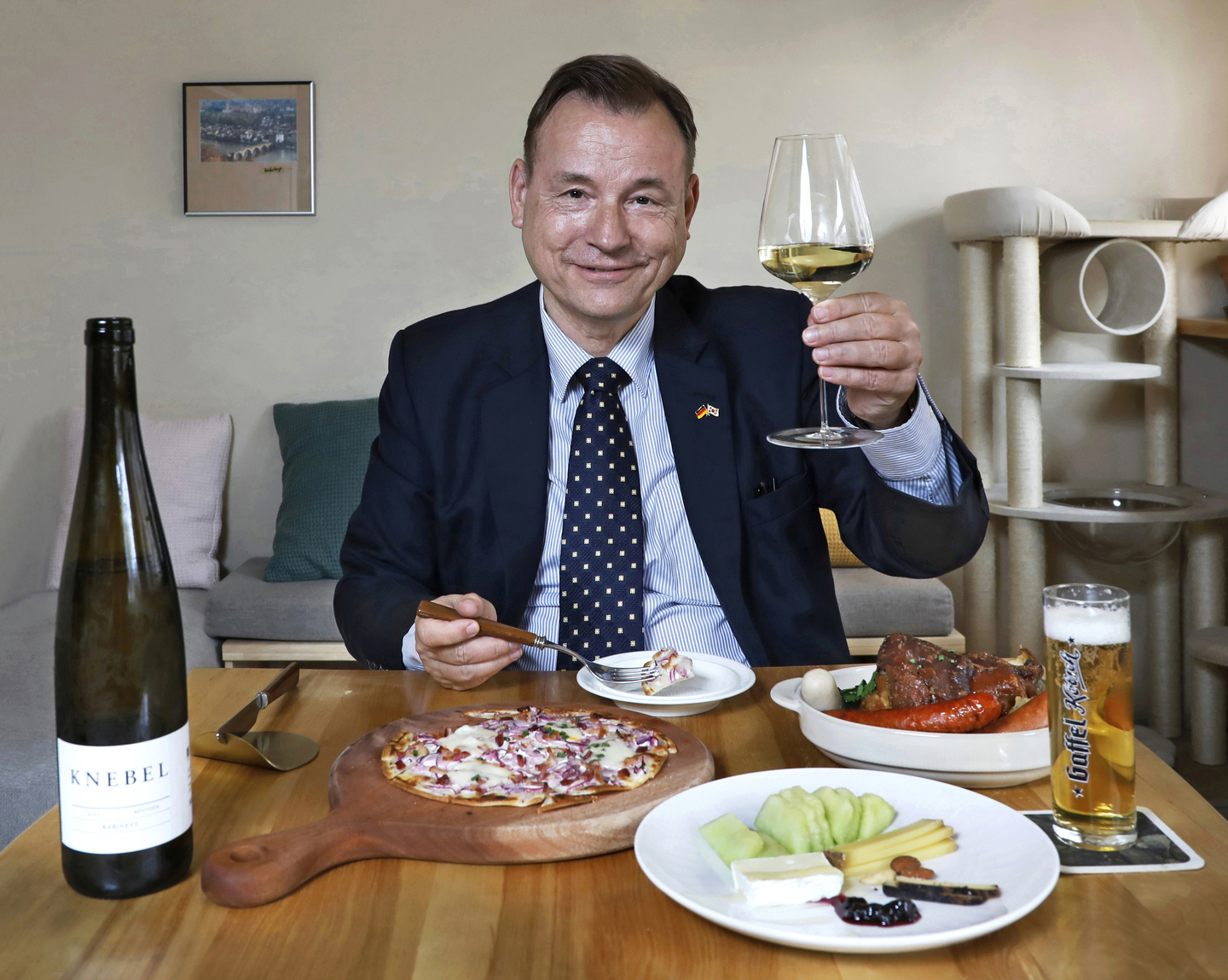 German Ambassador to Korea Georg Schmidt gives a toast as he introduces German dishes during an interview with the Korea JoongAng Daily at Grund, a German wine bar in Seongdong District, eastern Seoul, on Sept. 22. [PARK SANG-MOON]