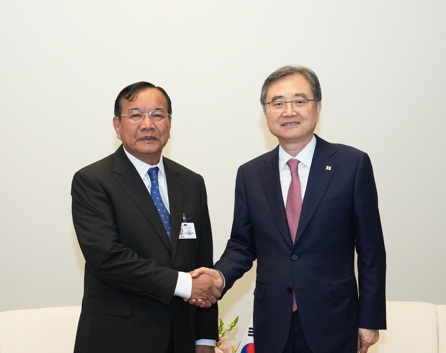 Foreign Minister Cho Hyun, right, shakes hands with his Cambodian counterpart, Prak Sokhonn, in New York, on Sept. 25. [MINISTRY OF FOREIGN AFFAIRS]