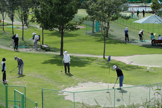 Golf enthusiasts play golf at a golf course course in Daegu on June 25. [NEWS1] 